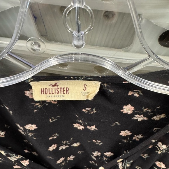 Hollister floral top S // 101603 - Picture 2 of 2